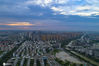 2020年7月26日，里运河上空的美丽朝霞（无人机照片 ）。当日清晨，江苏省淮安市出现色彩浓郁的朝霞景象，绚丽的朝霞将河畔的城市装扮得壮丽夺目。