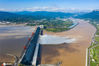 2020年7月27日在湖北省宜昌市秭归县拍摄的洪水经过长江三峡枢纽工程时的情景。