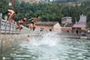 2020年7月27日，江西省宜春市上高县翰堂镇陇塘村，孩子们在村里的游泳池里尽情地嬉戏。