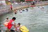 2020年7月27日，江西省宜春市上高县翰堂镇陇塘村，孩子们在村里的游泳池里尽情地嬉戏。