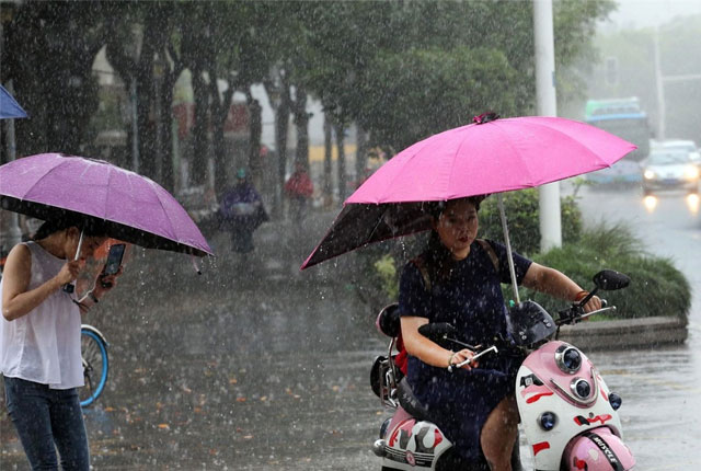 江苏省气象台发布暴雨黄色预警 南京大雨滂沱