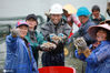  2020年7月28日，在江苏省高邮市龙虬镇三荡河罗氏沼虾生态养殖示范基地，工人展示刚收获的罗氏沼虾。