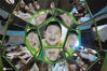 2020年7月29日，一名小朋友在江苏省扬州科技馆体验“多面镜”。 
