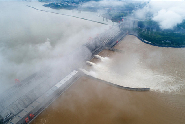 “长江2020年第1号洪水”在上游形成 三峡大坝持续泄洪