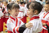 2020年7月3日，江苏无锡，小朋友们在“开笔礼”仪式上学习相互正衣冠。