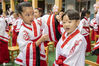 2020年7月3日，江苏无锡，小朋友们在“开笔礼”仪式上学习相互正衣冠。
