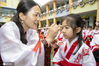 2020年7月3日，江苏无锡，老师在“开笔礼”仪式上为小朋友点朱砂。