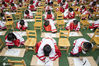 2020年7月3日，江苏无锡，小朋友们在“开笔礼”仪式上书写“人”字。
