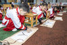 2020年7月3日，江苏无锡，小朋友们在“开笔礼”仪式上书写“人”字。