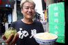 2020年7月29日，菜农在苏州葑门横街现剥现卖新鲜“鸡头米”。 
