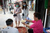 2020年7月29日，菜农在苏州葑门横街现剥现卖新鲜“鸡头米”。 