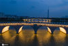 2020年7月30日，江苏省淮安市，市民在双九孔桥上欣赏里运河的美丽夜色。近年来，淮安市采取生态、文化、旅游相结合的建设模式，打造开放式、低密度的里运河文化长廊旅游区取得成效。如今的里运河沿岸水绿相映、人景相称，处处风景独好。来源：IC photo 贺敬华/IC photo
