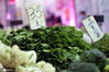 2020年7月30日，南京茶南菜场，蔬菜价格普遍上涨，每斤三到五元价格的菜价不少。
