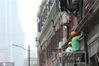 2020年7月25日，上海。日前，上海南京路步行街东扩工程初具雏形！预计9月底开放。在南京东路外滩·中央对面有一片老里弄房——慈安里与慈昌里，目前，工程队正对此建筑墙面进行修旧如旧工程，重塑历史建筑风貌。
