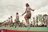 2020年7月3日，徐州市睢宁县庆安镇骑路小学的学生利用大课间，参加花式跳绳阳光体育运动。