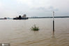 2020年7月3日，长江2020年第1号洪水”于2日在长江上游形成，武汉关已超设防水位，并且水位仍在上涨。据武汉天气预报了解,7月4日至5日武汉将面临新的一轮强降雨。 长江水利委员会官网实时水位显示，截至7月3日20.00时,武汉关水位为25.88米，水位仍在持续上涨。赵军/IC photo