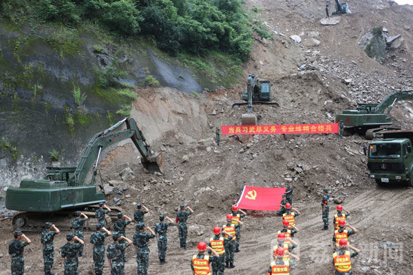 作业|山体滑坡 武警官兵投入抢通作业|荔枝军事