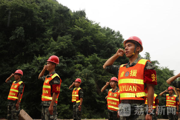 作业|山体滑坡 武警官兵投入抢通作业|荔枝军事