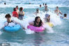2020年6月12日，海南三亚，游人在三亚市大东海海边戏水游玩。 不二/IC photo
