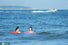 2020年7月4日，山东青岛西海岸新区金沙滩海水浴场，游客在海水中享受清凉。俞方平/IC photo