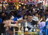 2020年7月4日，市民在江苏金湖县城尧帝古城小吃街消费。