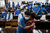 2020年7月4日，湖北武汉。武汉三中高三的学生们高考前最后一课后与老师拥抱。DonMCcurren/IC photo