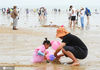 2020年7月5日，连云港市连岛海滨浴场，游客在戏水纳凉。