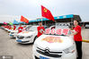 2020年7月5日，江西省吉安市峡江县一家驾校工作人员在展示高考送考车爱心车标。