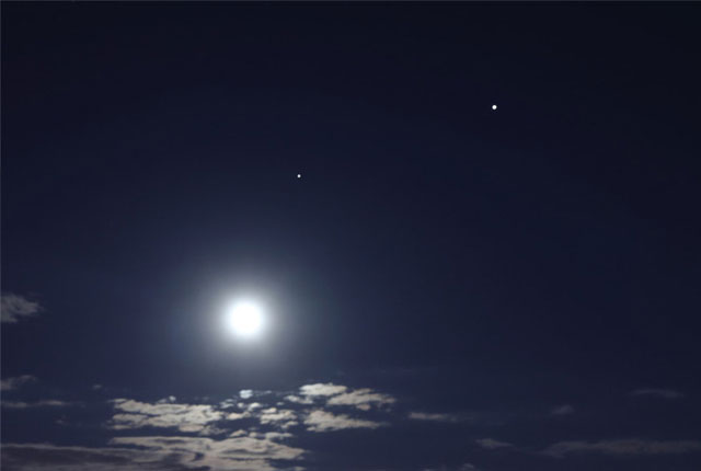 双星伴月天象亮相北京夜空 木星土星与满月相伴
