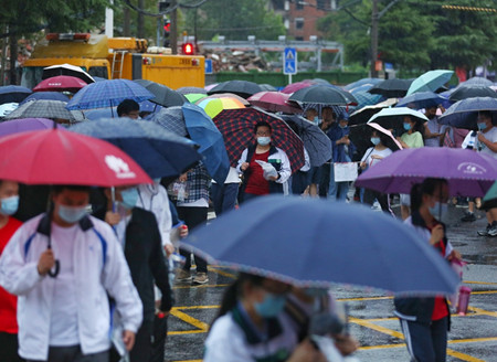 Rain falls as students take gaokao in Wuhan