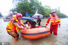2020年7月8日，高考第二天，江西省九江市湖口县遭遇强降雨，当地迅速反应，组织消防救援队员，用皮筏艇将30余名高考考生从积水点及时运送到考点。