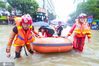 2020年7月8日，高考第二天，江西省九江市湖口县遭遇强降雨，当地迅速反应，组织消防救援队员，用皮筏艇将30余名高考考生从积水点及时运送到考点。