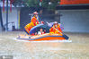 2020年7月8日，高考第二天，江西省九江市湖口县遭遇强降雨，当地迅速反应，组织消防救援队员，用皮筏艇将30余名高考考生从积水点及时运送到考点。张玉/IC photo
