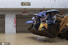 2020年7月8日，受持续强降雨影响，江西省都昌县大港镇山区山洪爆发，500余名学生被困校园，被铲车转移的被困学生们。 xi熊国涛/IC photo
