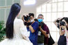 2020年7月8日，上海，作为首批重点会展项目，第37届上海国际婚纱摄影器材展览会携手第22届上海国际摄影器材和数码影像展览会、2020上海国际儿童摄影展览会，于7月8日至11日亮相国家会展中心（上海）。开幕当天，观众、采购商络绎不绝，四叶草一派热闹景象。
