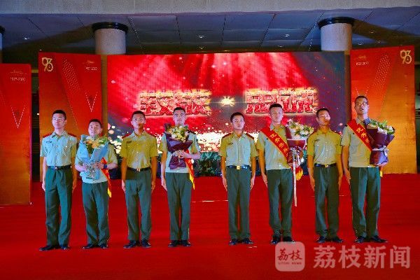 今夜|今夜的聚光灯为你照亮|荔枝军事