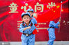 2020年7月25日，在江苏省如皋市迎新社区一古院，小朋友在表演舞蹈《红星闪闪》。
