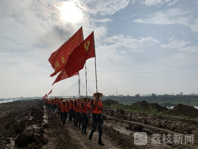 安徽|安徽肥西：武警战高温固圩堤守护安置区|荔枝军事