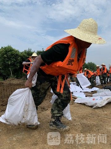 安徽|安徽肥西：武警战高温固圩堤守护安置区|荔枝军事