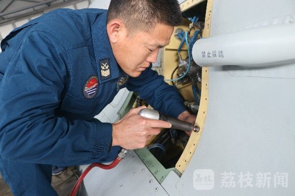 战鹰|战鹰“专属”，点赞这群追梦的修理兵|荔枝军事