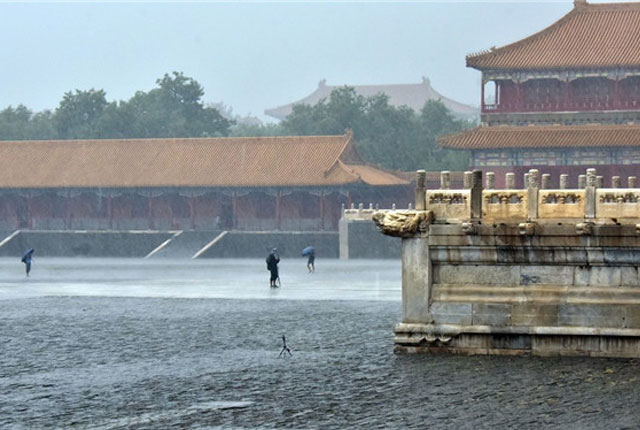 北京迎来今夏最大降水 游客雨中赏故宫美景
