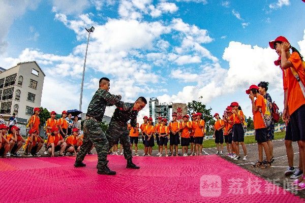 国防|贫困学生进军营感受强大国防|荔枝军事