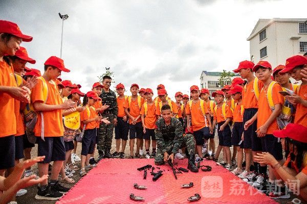 国防|贫困学生进军营感受强大国防|荔枝军事