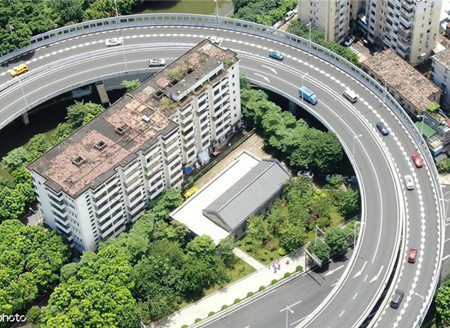 航拍广州另一“钉子户”被高架桥360度包围 形成奇特“圈中楼”