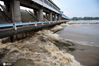 2020年8月14日，洪水经过沂河山东省临沂市郯城县马头镇段拦河闸。
