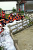 2020年8月14日，在沂河山东省临沂市郯城县马头镇段，当地干部群众加固堤坝，抗洪抢险。
