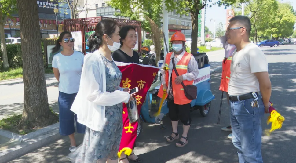 环卫工人■暖心！大爷暴雨中跌倒，姜堰这几位环卫工人与保安伸出援手......