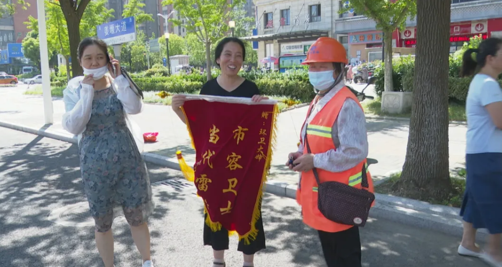 环卫工人■暖心！大爷暴雨中跌倒，姜堰这几位环卫工人与保安伸出援手......