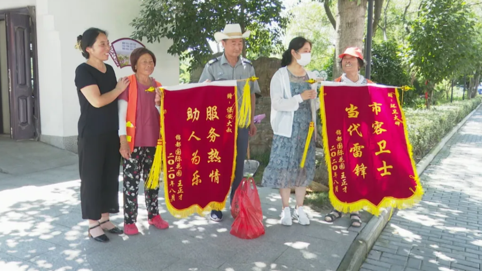 环卫工人■暖心！大爷暴雨中跌倒，姜堰这几位环卫工人与保安伸出援手......