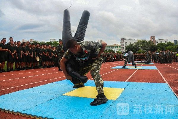 运动会|沙场夏点兵，一起围观武警小哥“军体运动会”|荔枝军事